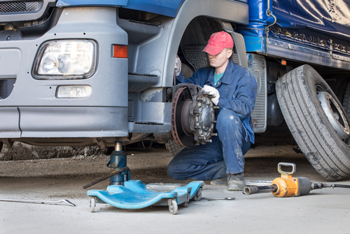 Mechanic Repair Truck Is On The Jack G Tzfried Nutzfahrzeuge Gmbh